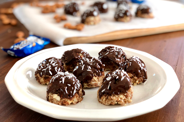 Almond Joy Energy Bites | Almonds, dates, coconut and dark chocolate come together in this easy, healthy snack that tastes like a candy bar!