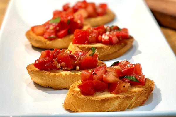 Tomato and Basil Bruschetta | Toasty bread with fresh tomatoes, garlic and basil! So easy and so delicious!